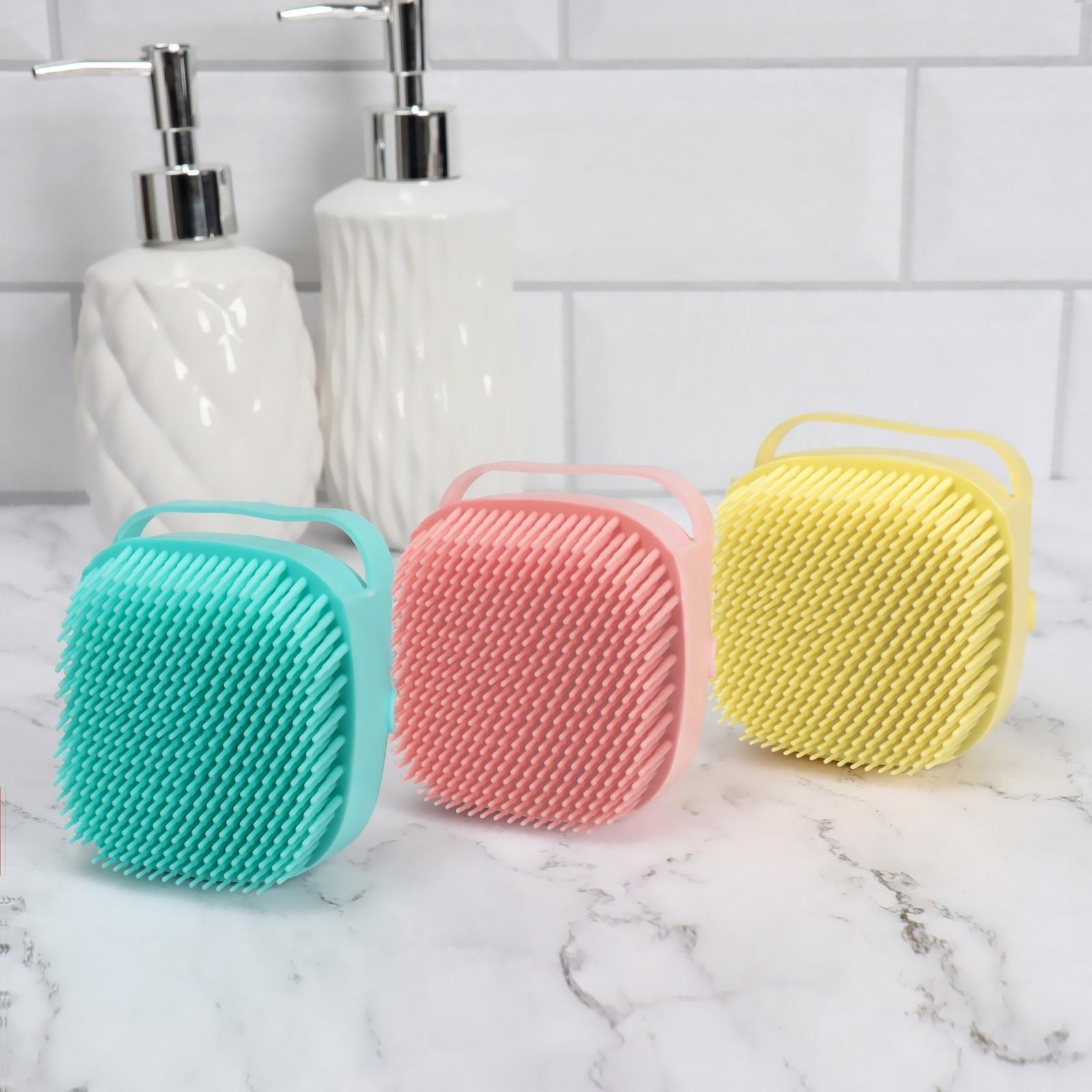 Щётка-массажёр с резервуаром, универсальная, силиконовая, 8,5 × 8,5 см, цвет МИКС