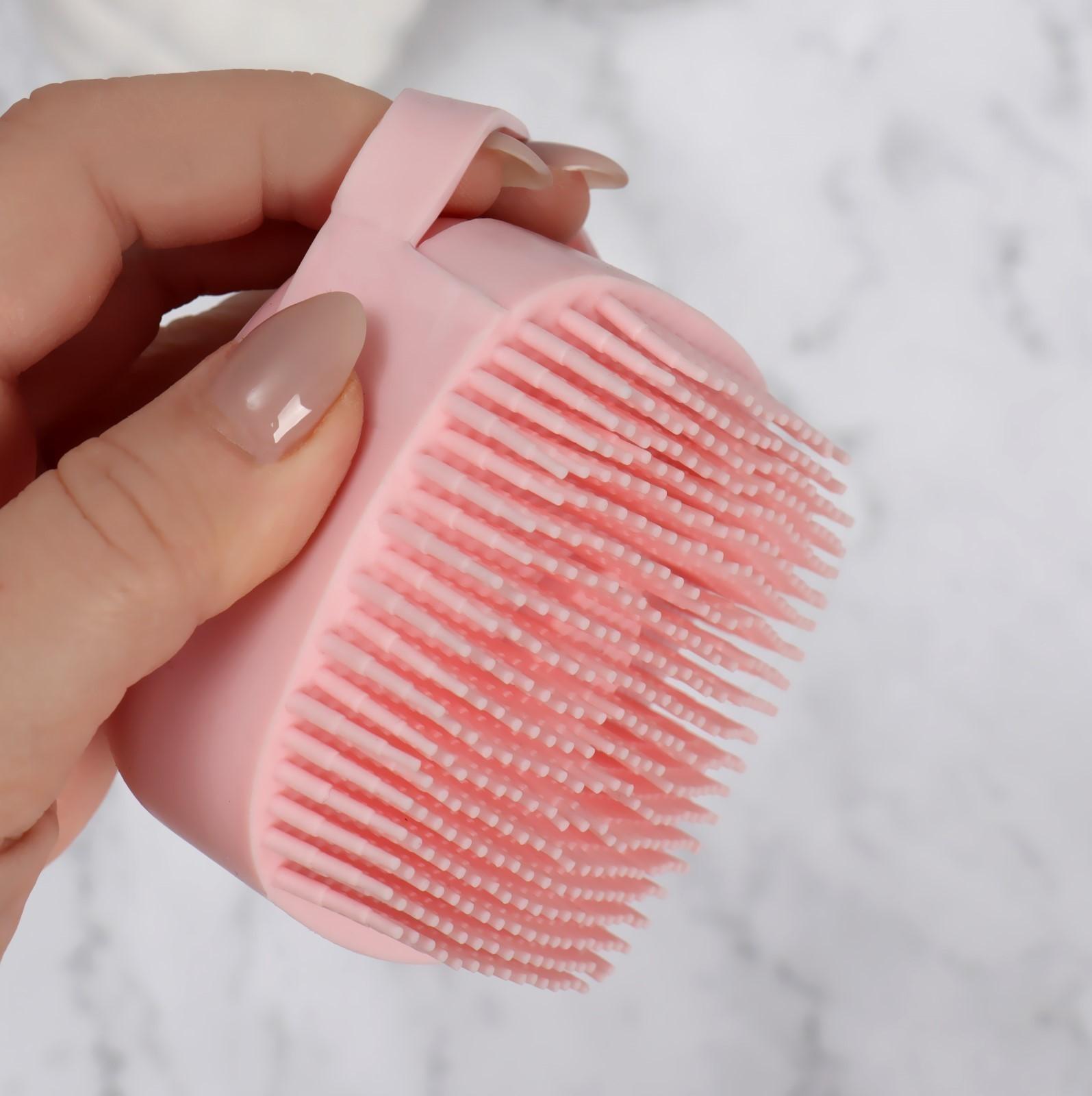 Щётка-массажёр с резервуаром, универсальная, силиконовая, 8,5 × 8,5 см, цвет МИКС