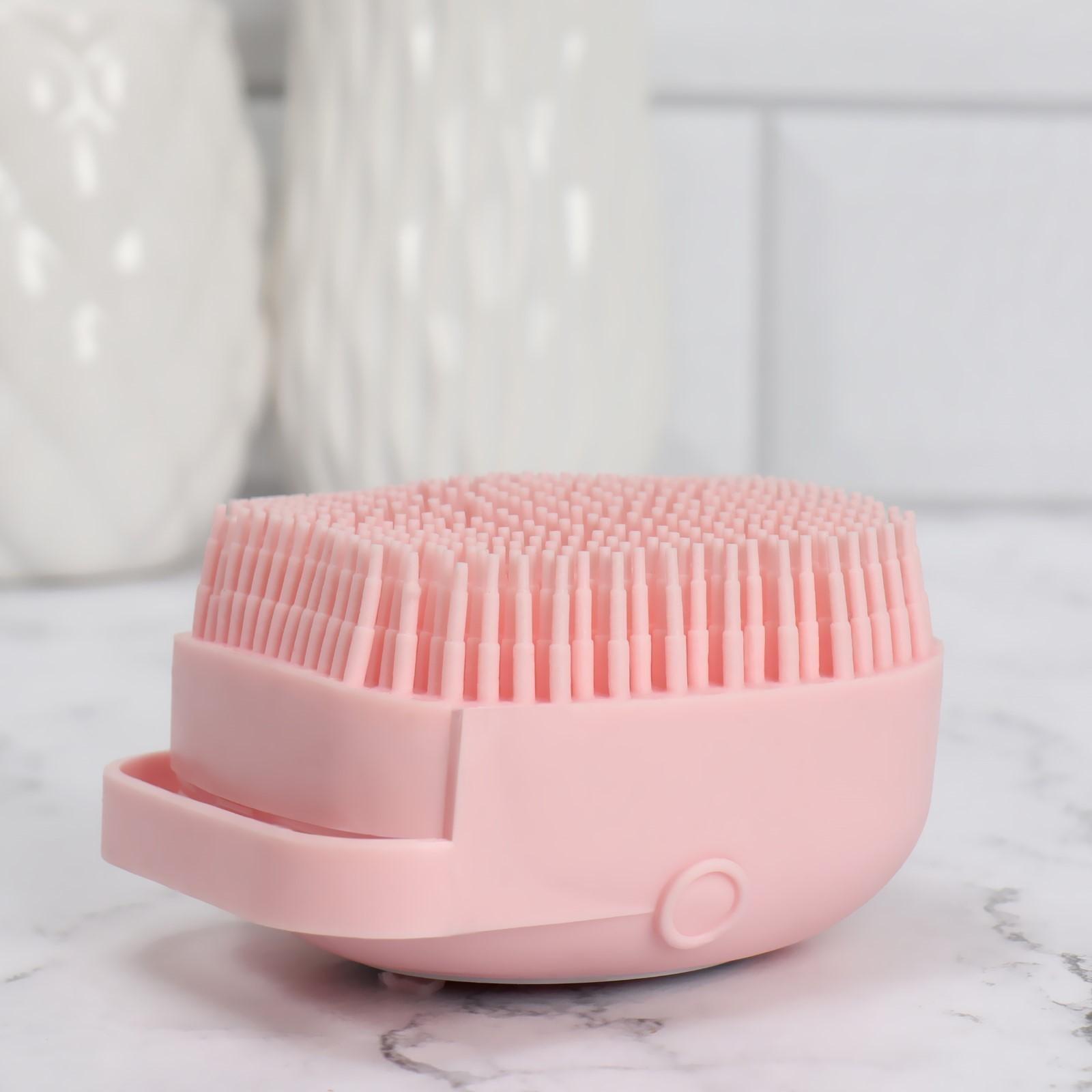Щётка-массажёр с резервуаром, универсальная, силиконовая, 8,5 × 8,5 см, цвет МИКС