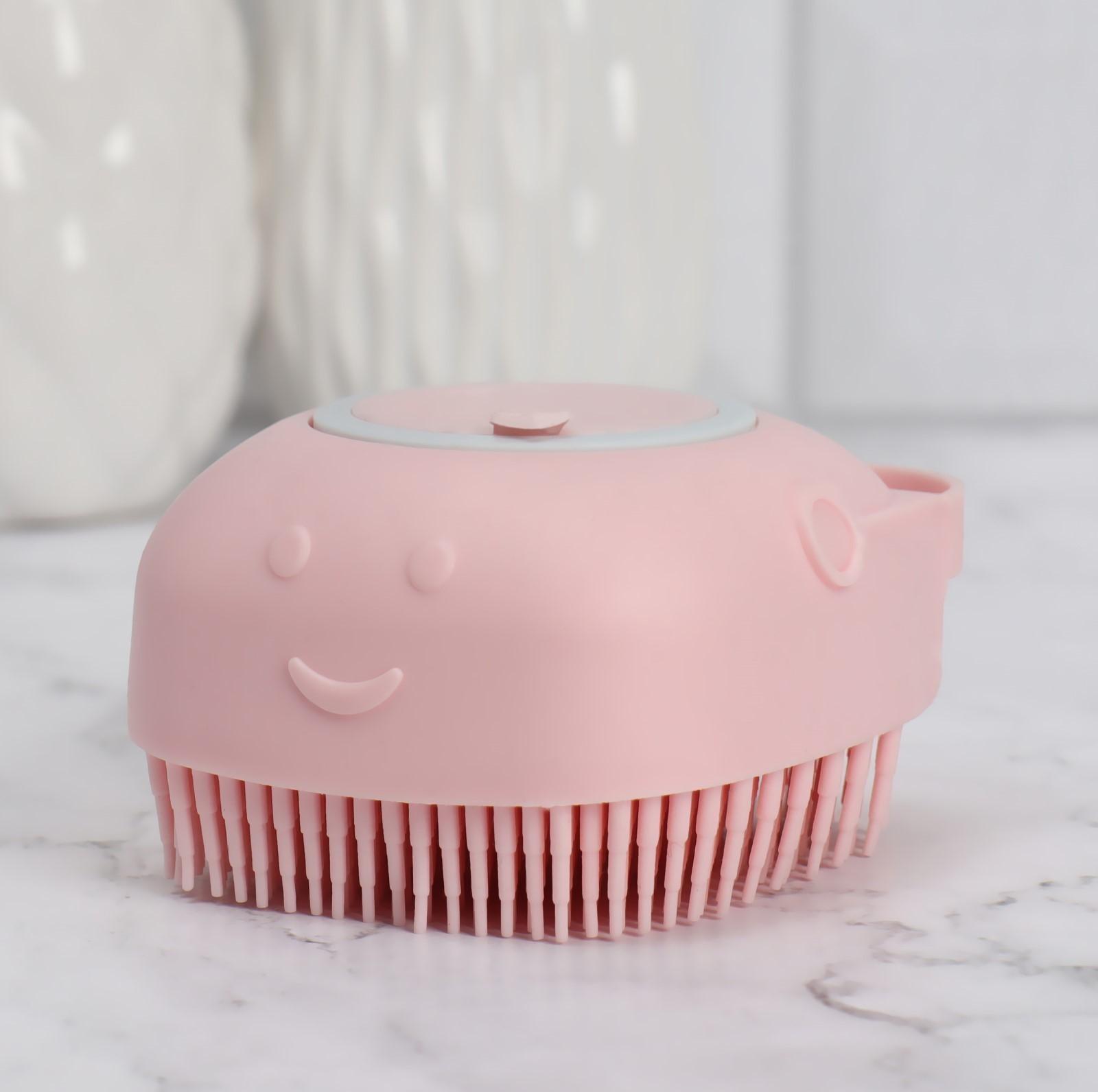 Щётка-массажёр с резервуаром, универсальная, силиконовая, 8,5 × 8,5 см, цвет МИКС