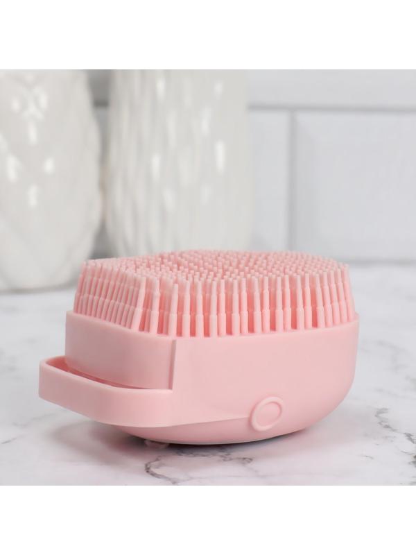 Щётка-массажёр с резервуаром, универсальная, силиконовая, 8,5 × 8,5 см, цвет МИКС