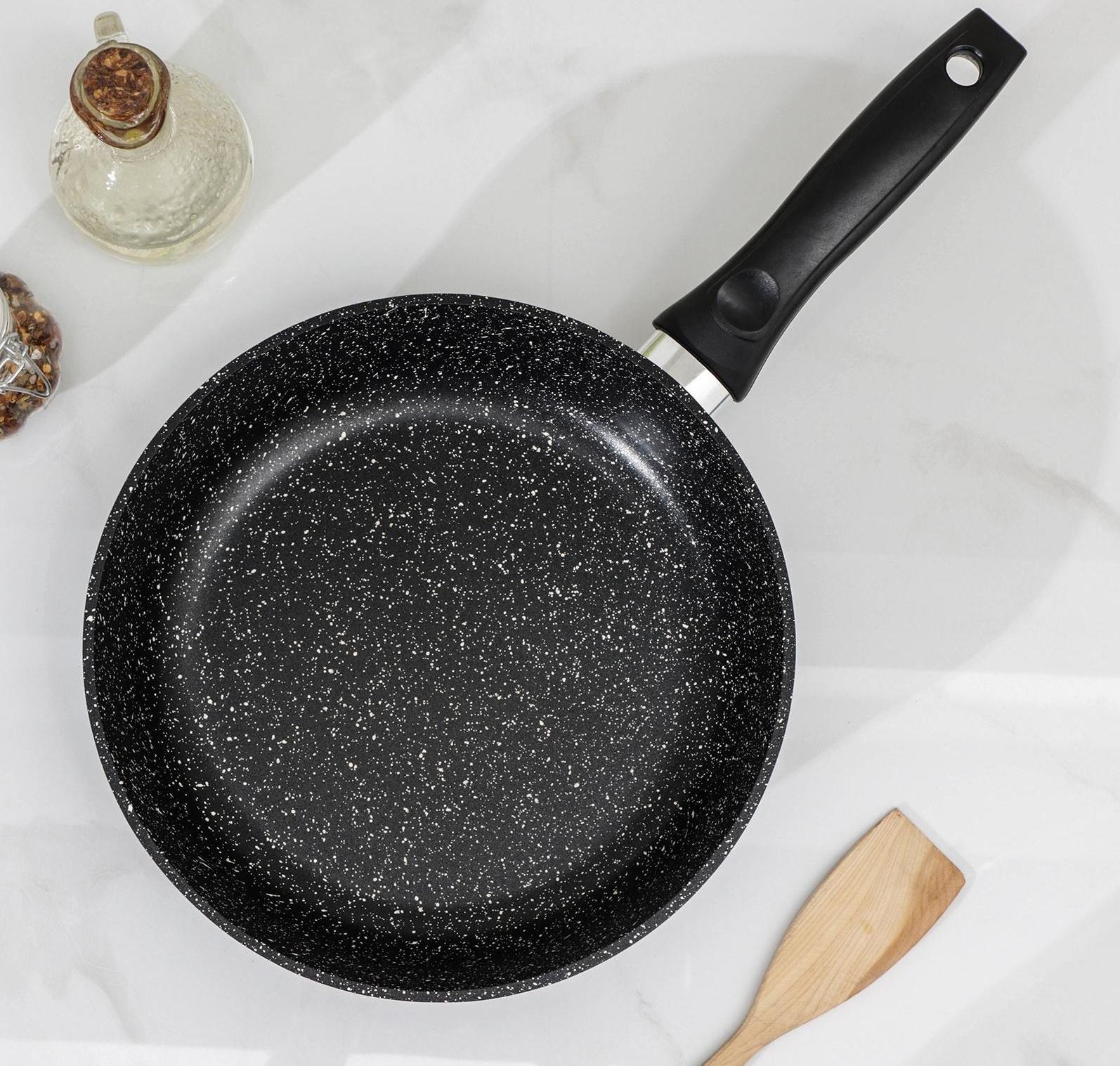 Сковорода Доляна «Элит», d=24 см, пластиковая ручка, антипригарное покрытие, цвет чёрный