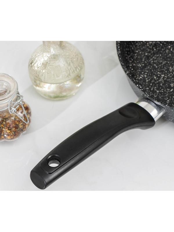 Сковорода Доляна «Элит», d=24 см, пластиковая ручка, антипригарное покрытие, цвет чёрный