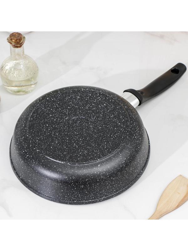 Сковорода Доляна «Элит», d=24 см, пластиковая ручка, антипригарное покрытие, цвет чёрный