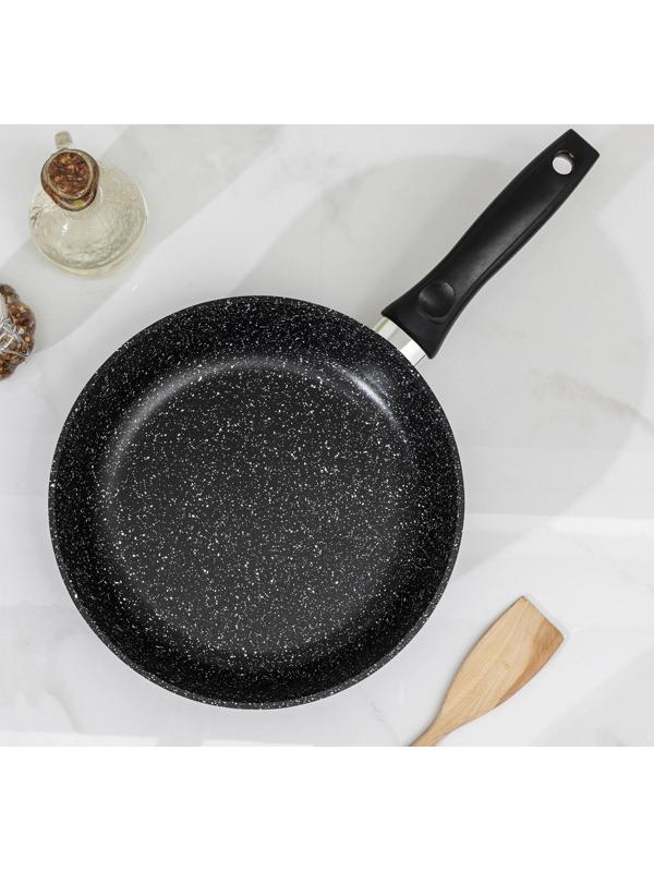 Сковорода Доляна «Элит», d=24 см, пластиковая ручка, антипригарное покрытие, цвет чёрный