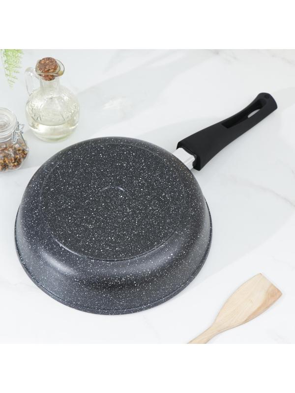 Сковорода Доляна «Элит», d=24 см, пластиковая ручка, стеклянная крышка, антипригарное покрытие, цвет чёрный