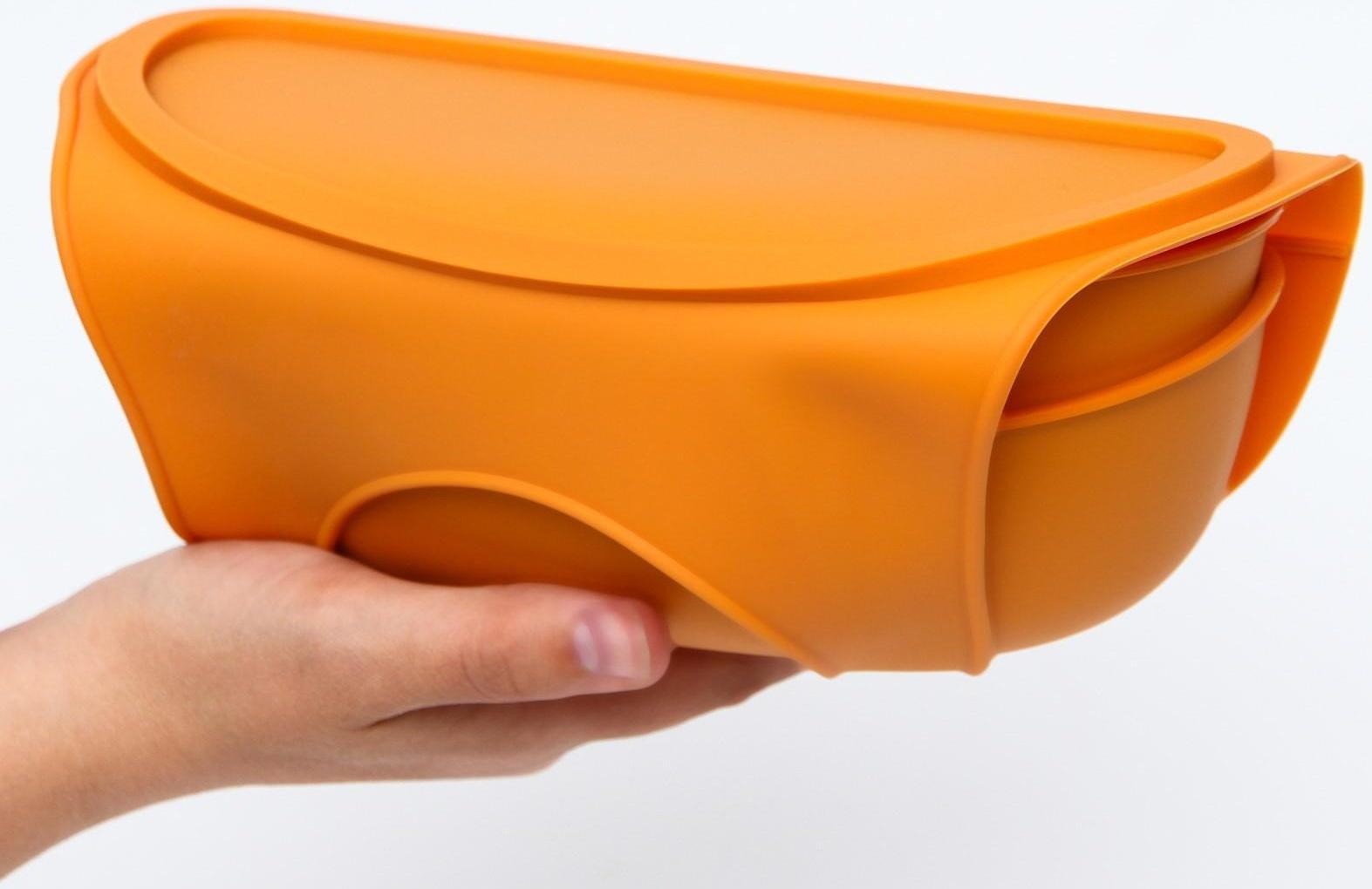 Нагрудник для кормления пластиковый с карманом-контейнером, цвет оранжевый