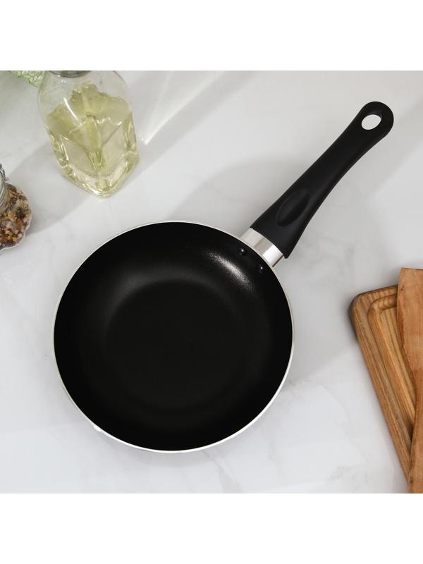 Сковорода Lite, d=18 см, пластиковая ручка, стеклянная крышка, антипригарное покрытие, цвет чёрный