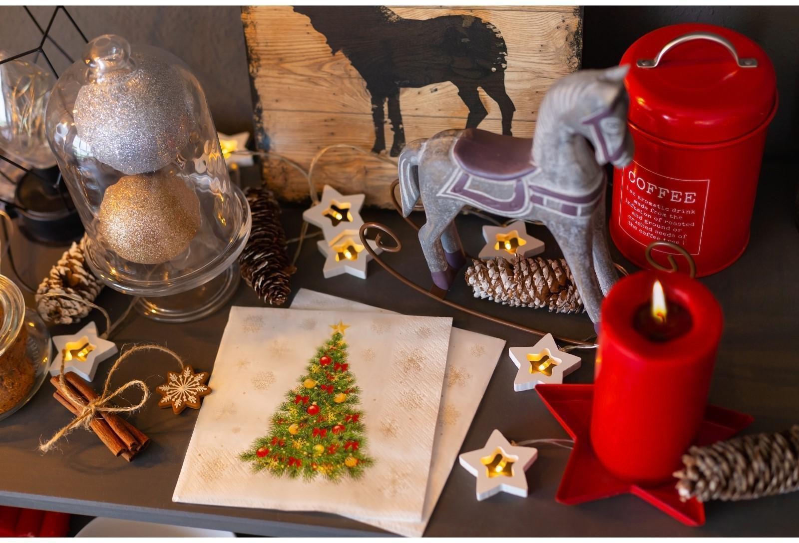 Новогодние салфетки бумажные Лилия 33х33 