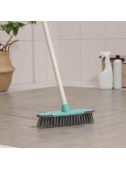 Щётка для подметания пола с силиконовыми отбойниками Доляна, окрашенный металлический черенок, 27×6×126 см, цвет МИКС