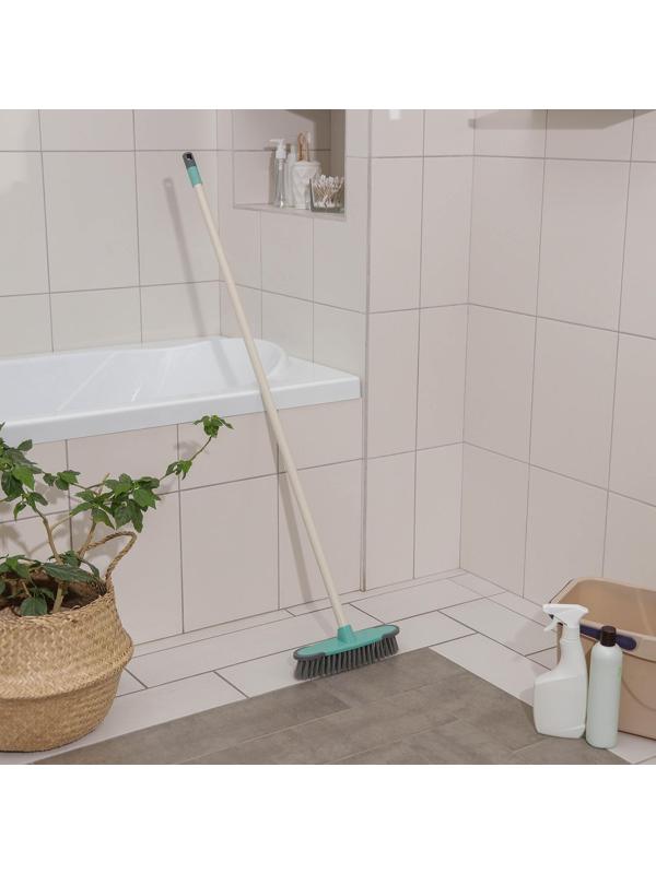 Щётка для подметания пола с силиконовыми отбойниками Доляна, окрашенный металлический черенок, 27×6×126 см, цвет МИКС