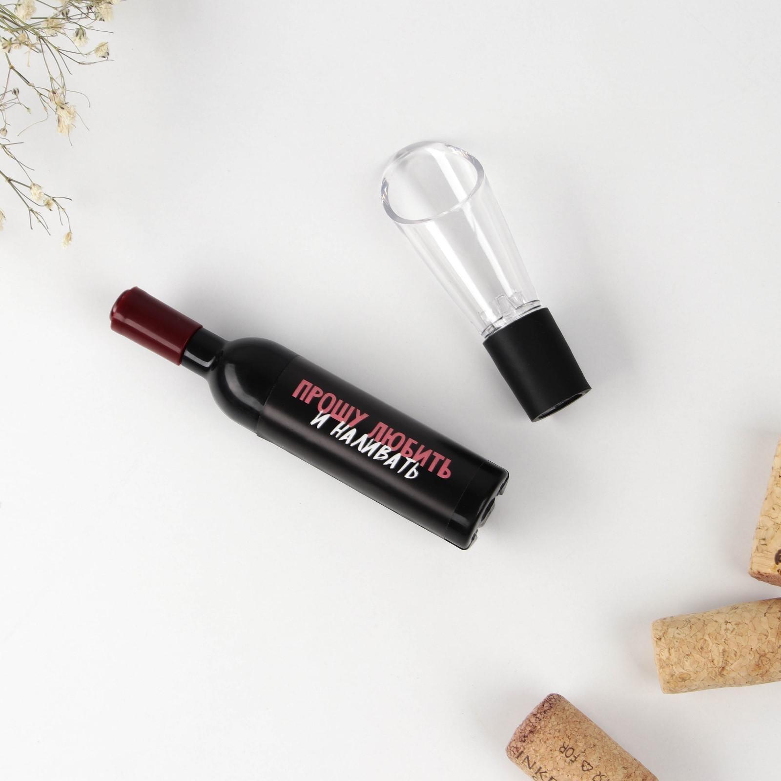 Штопор-бутылка и аэратор на подложке 