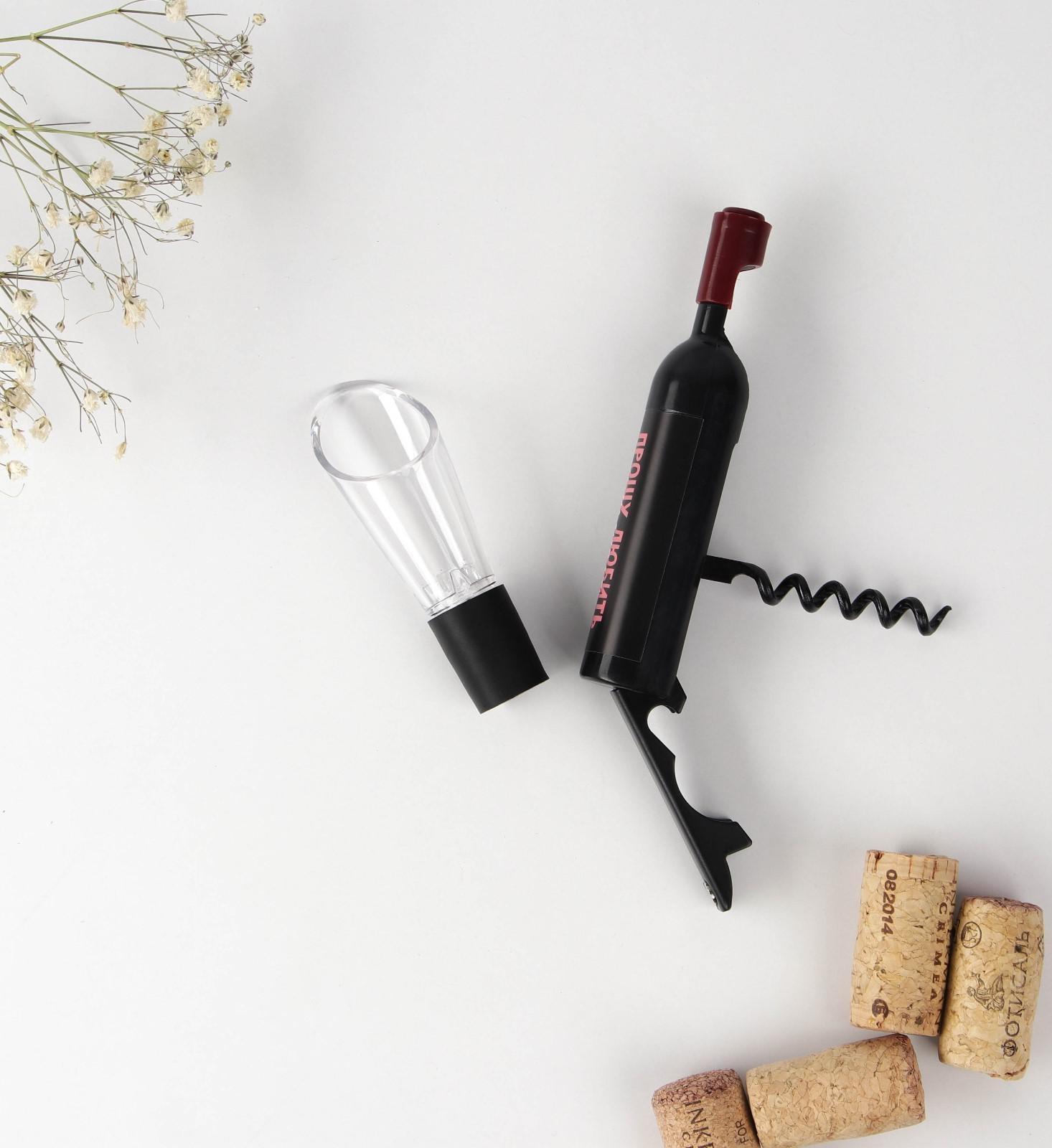 Штопор-бутылка и аэратор на подложке 