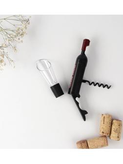 Штопор-бутылка и аэратор на подложке 