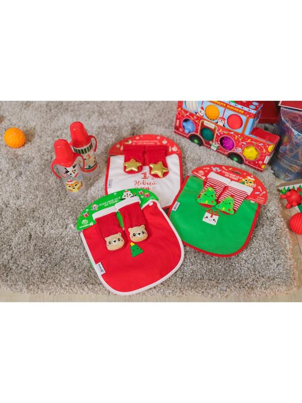 Подарочный Новогодний набор: носочки - погремушки и нагрудник «Подарочек», новогодняя подарочная упаковка, виды МИКС