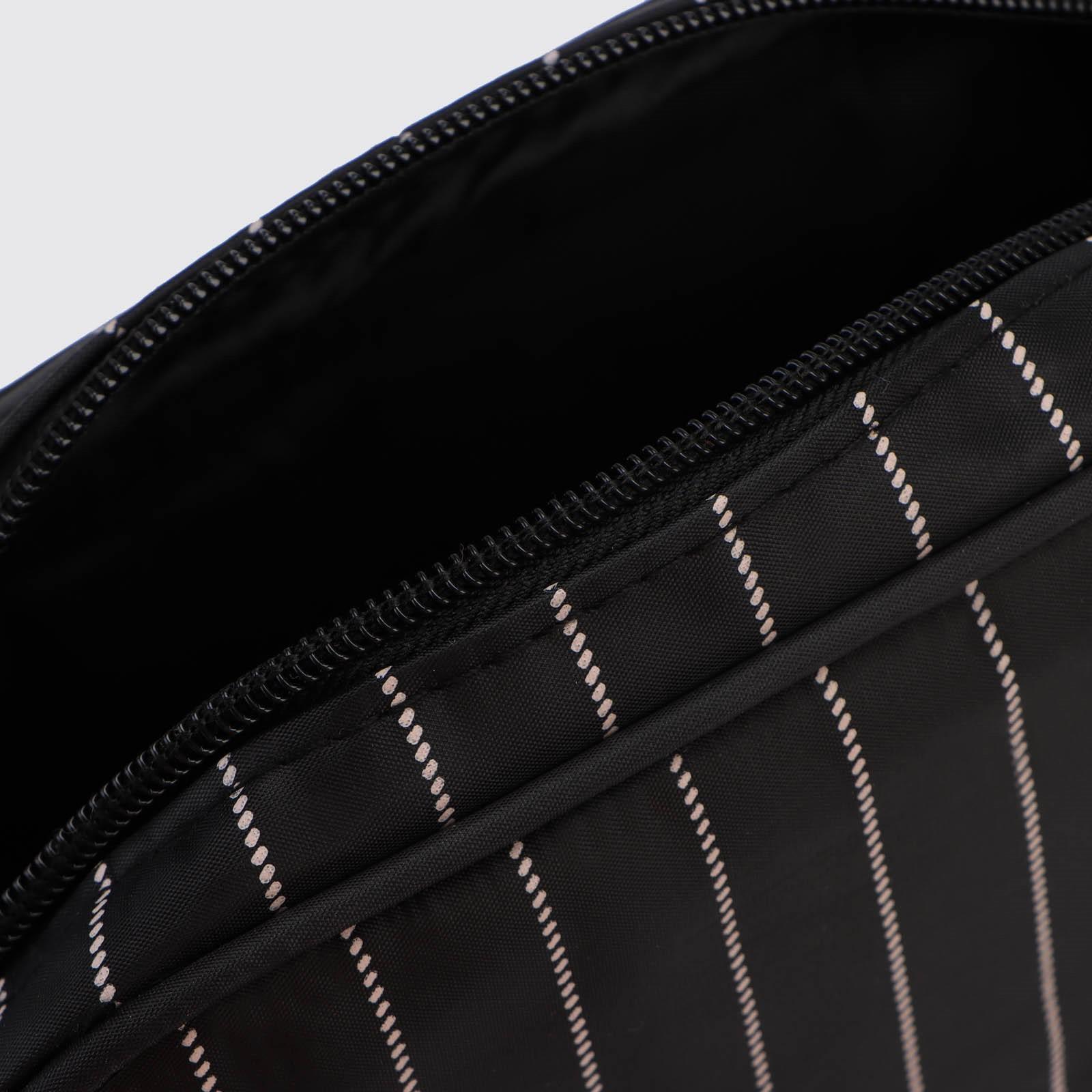 Косметичка на молнии, наружный карман, цвет чёрный