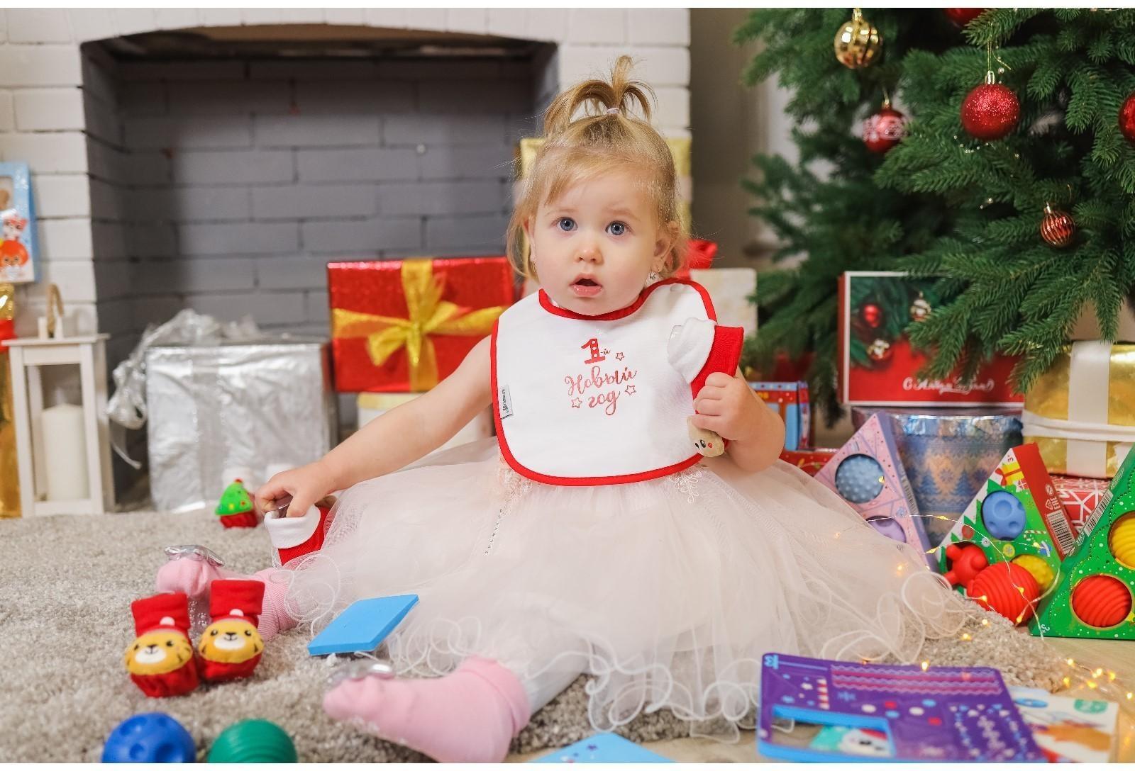 Нагрудник «Первый Новый год» непромокаемый на липучке, ПВХ, новогодняя подарочная упаковка