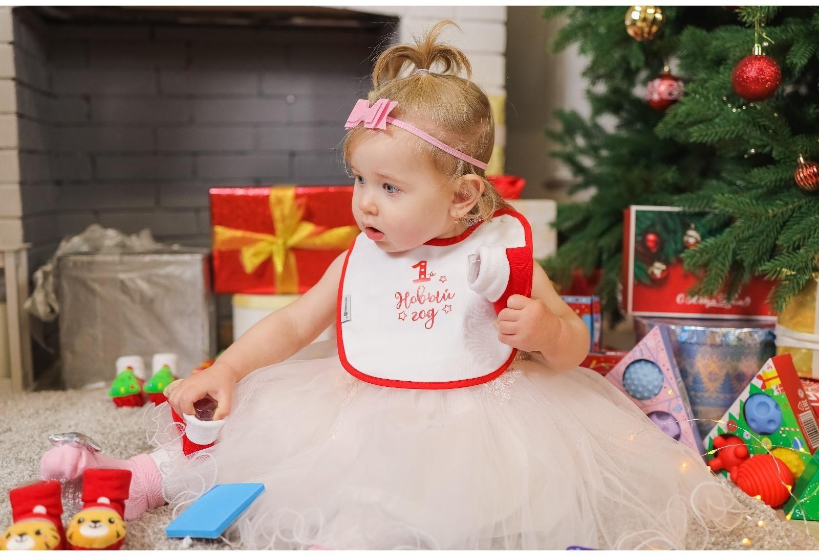 Нагрудник «Первый Новый год» непромокаемый на липучке, ПВХ, новогодняя подарочная упаковка