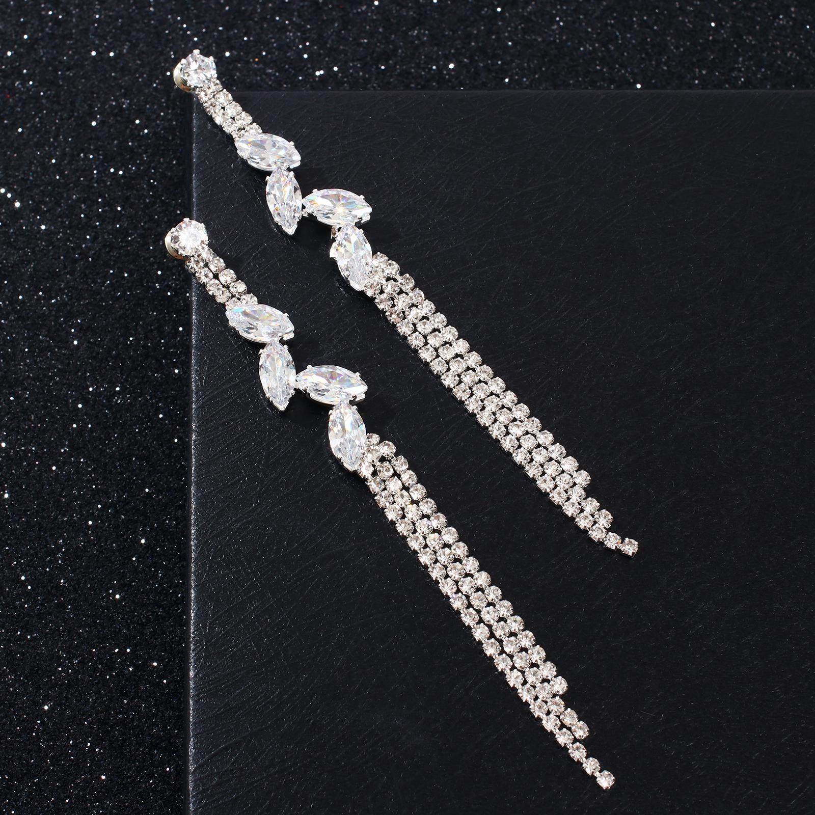 Серьги висячие со стразами 