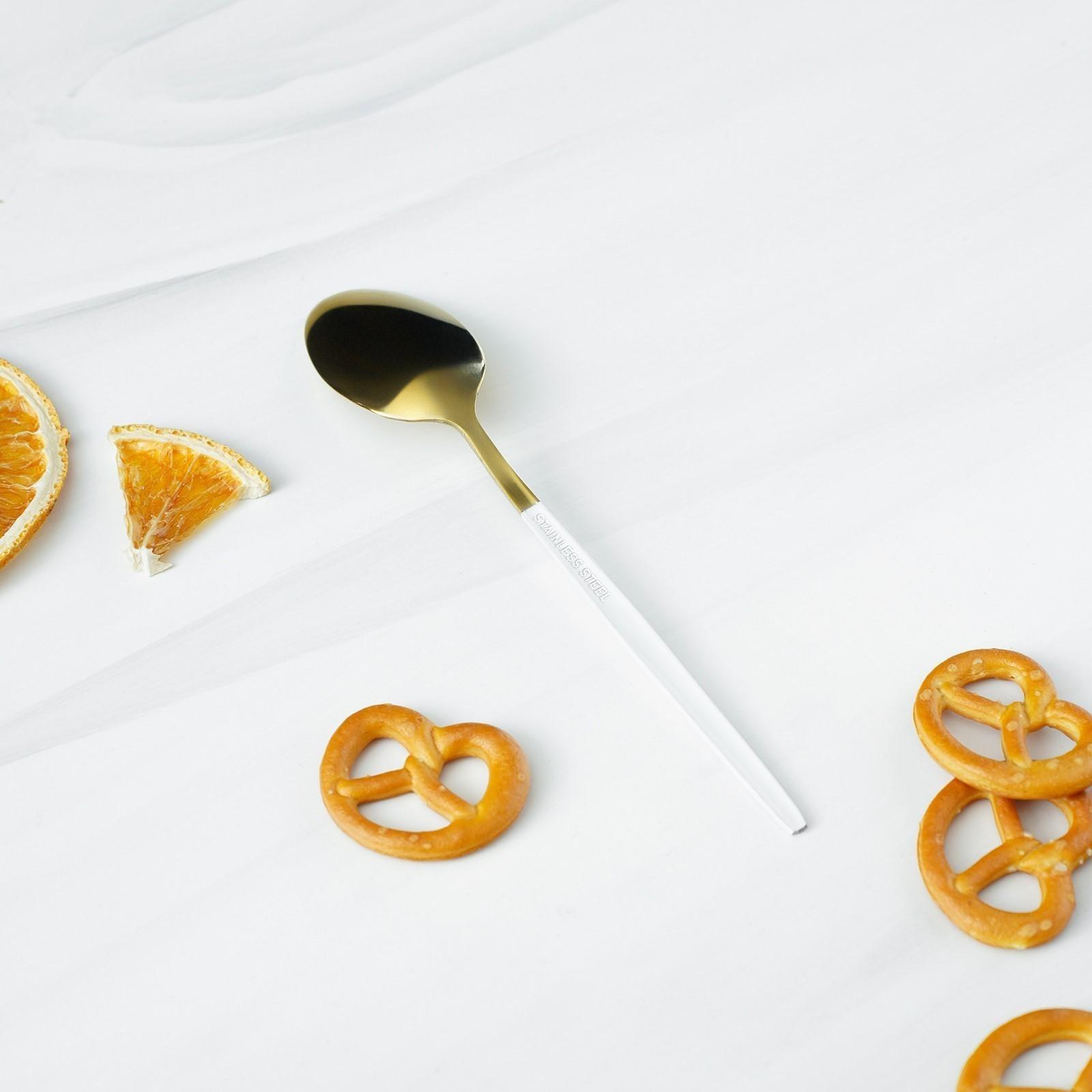 Ложка чайная из нержавеющей стали Magistro «Блинк», 14,5×3 см, белая ручка, на подвесе, цвет золотой