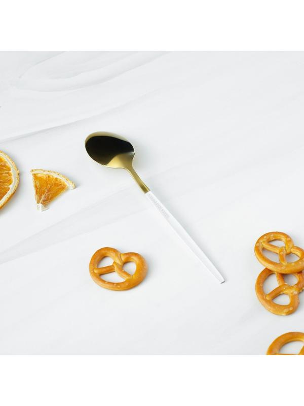 Ложка чайная из нержавеющей стали Magistro «Блинк», 14,5×3 см, белая ручка, на подвесе, цвет золотой