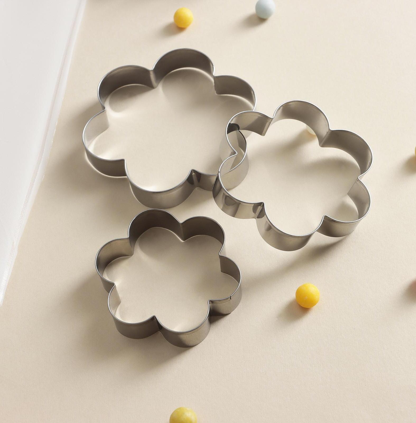 Набор кондитерский «Лориэн», 10 предметов: форма для выпечки «Цветок» 5 шт, 3 насадки, адаптер, мешок