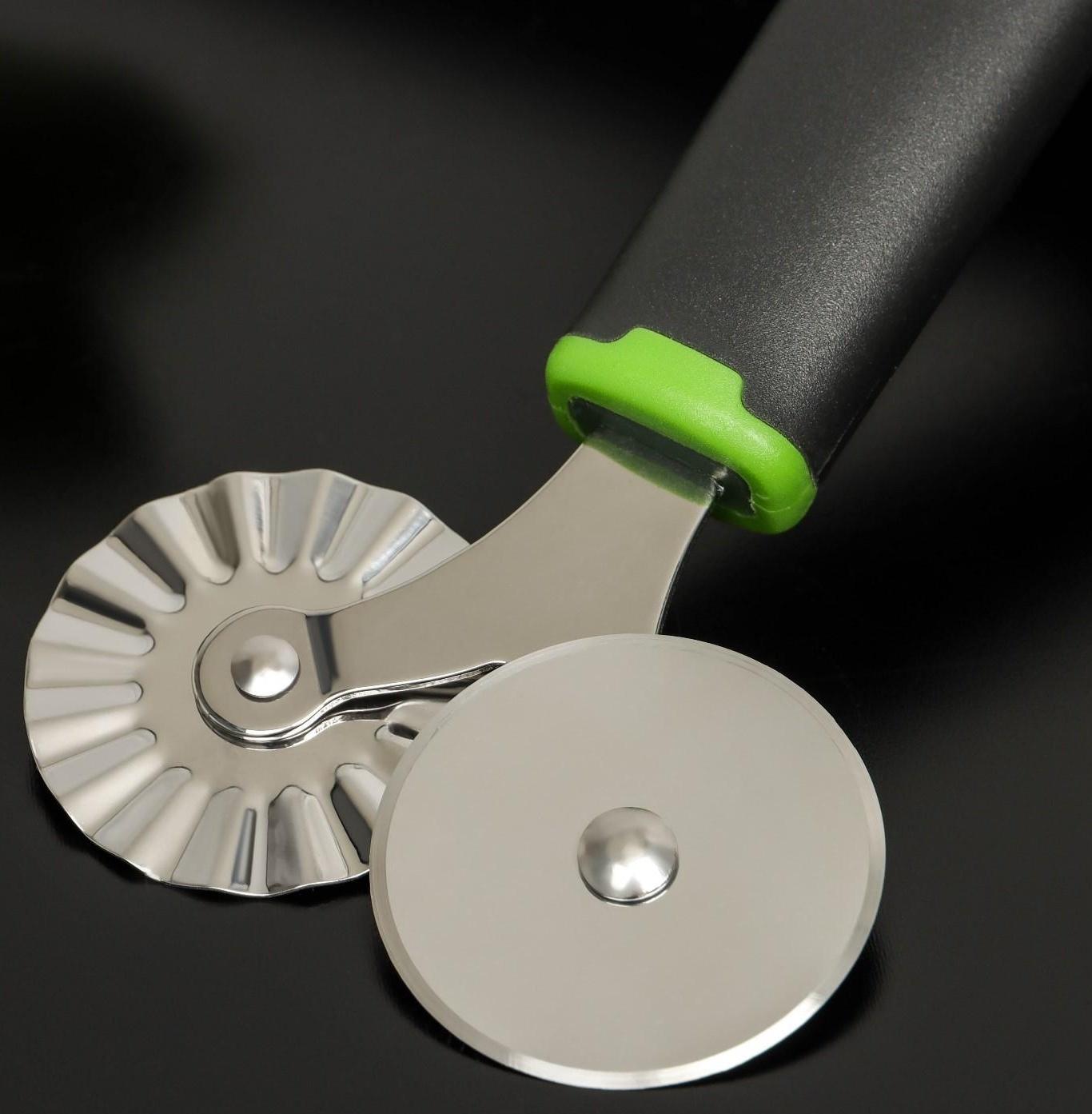 Нож для пиццы и теста двухсторонний Доляна Lime, 17×7,5 см, цвет чёрно-зелёный