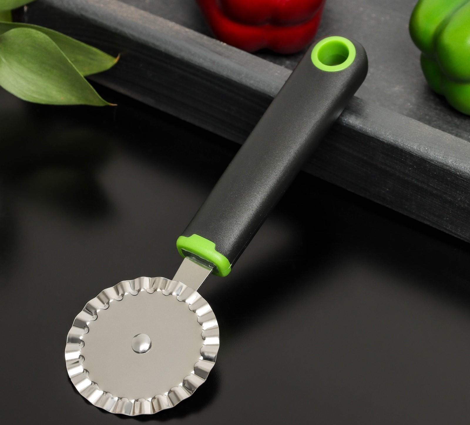 Нож для пиццы и теста ребристый Доляна Lime, 19×6 см, цвет чёрно-зелёный