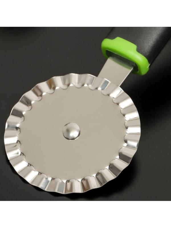 Нож для пиццы и теста ребристый Доляна Lime, 19×6 см, цвет чёрно-зелёный