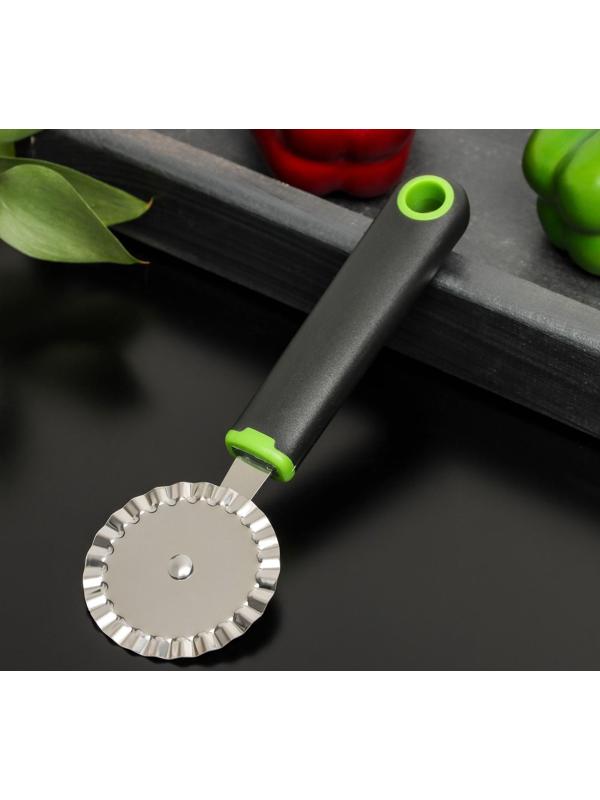 Нож для пиццы и теста ребристый Доляна Lime, 19×6 см, цвет чёрно-зелёный