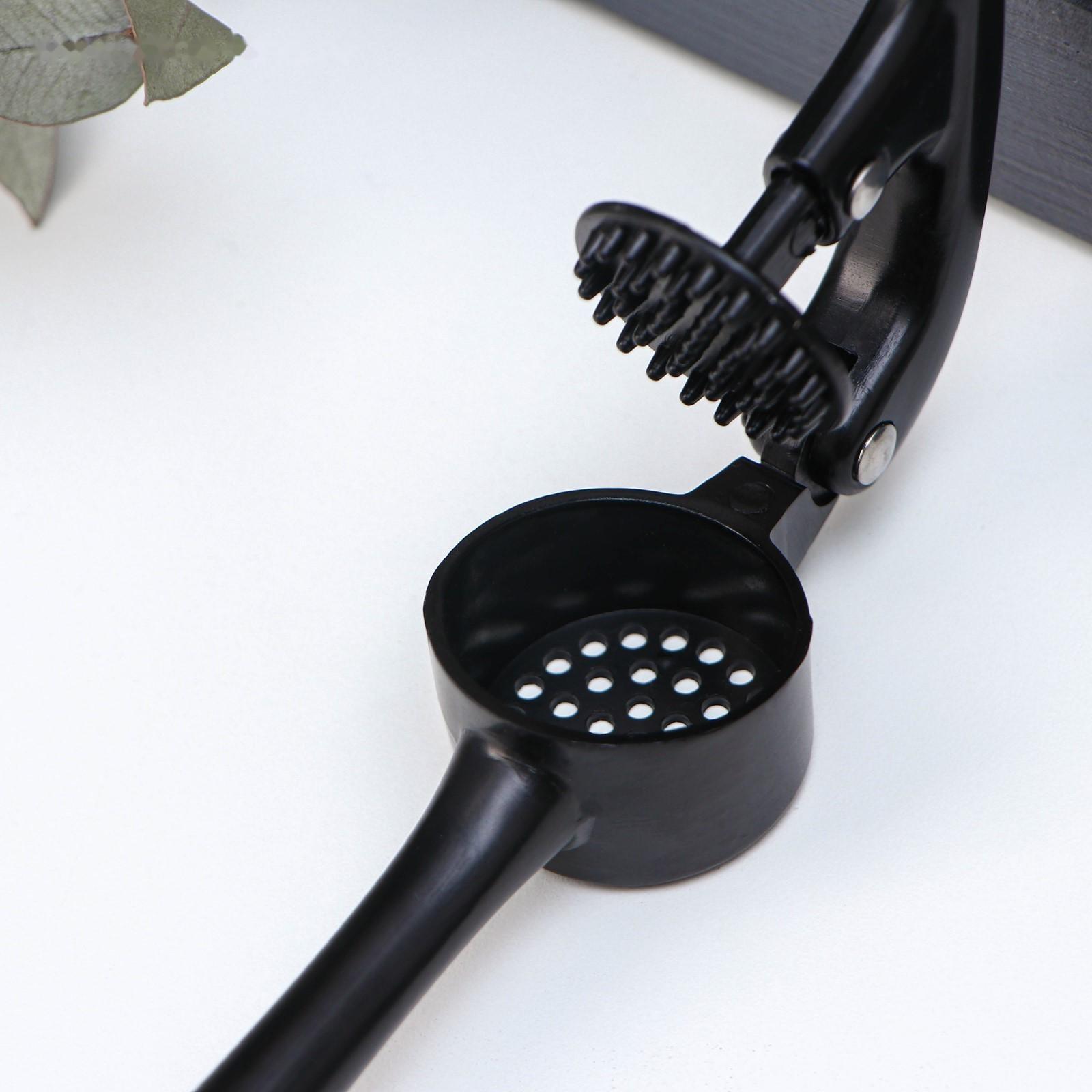 Пресс для чеснока Magistro «Нежность», цинковый сплав, цвет чёрный, красный