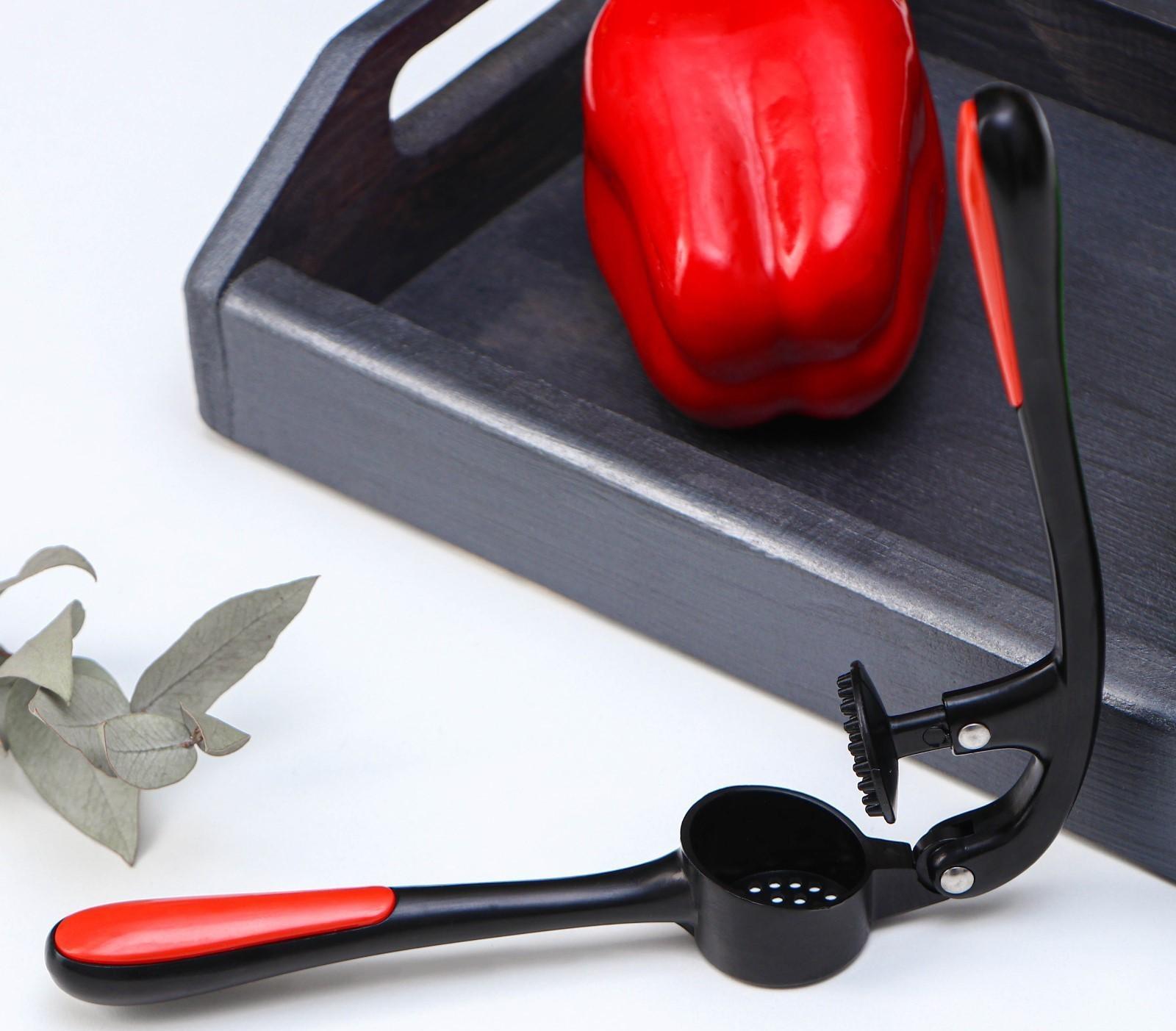 Пресс для чеснока Magistro «Нежность», цинковый сплав, цвет чёрный, красный