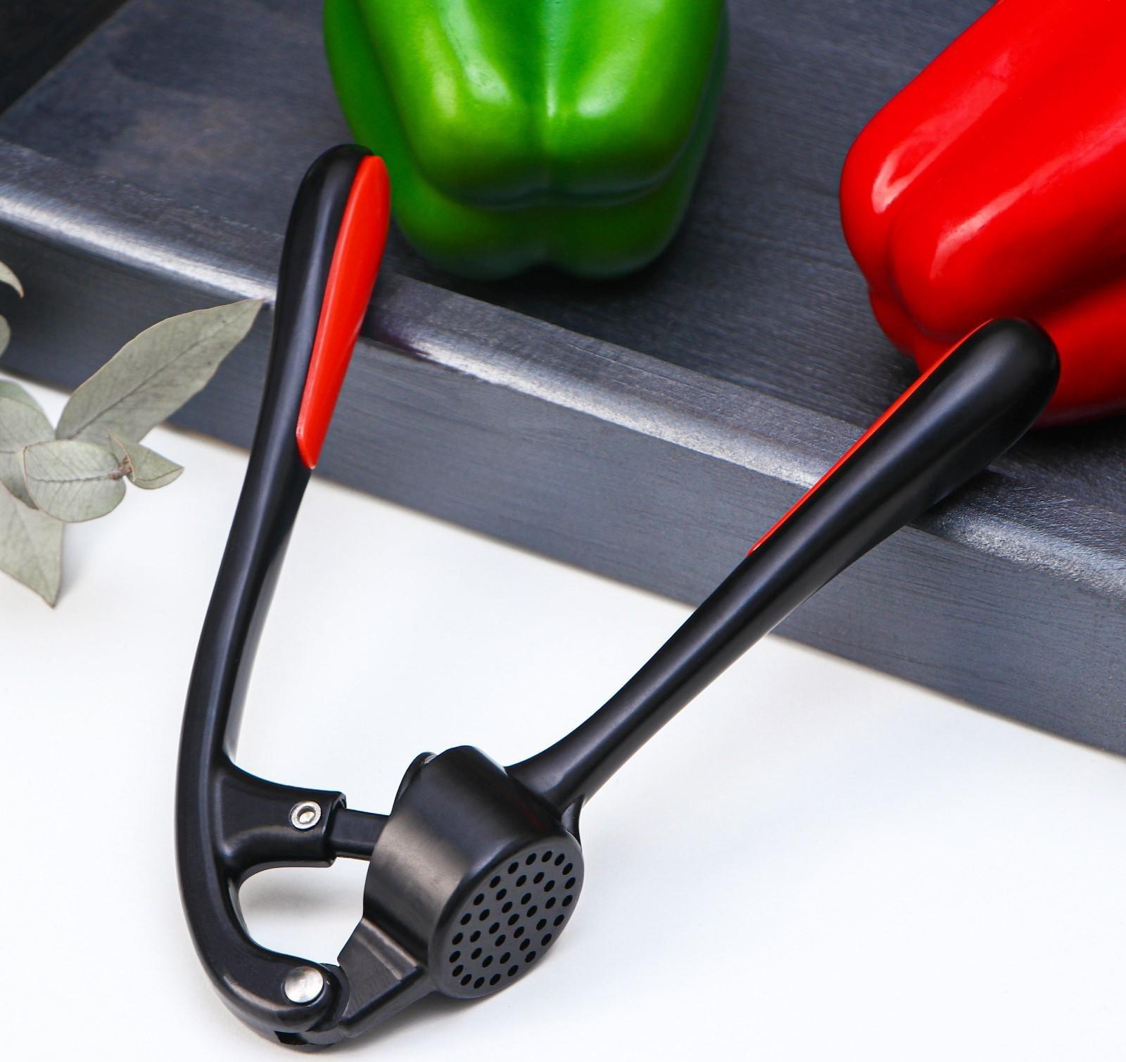 Пресс для чеснока Magistro «Нежность», цинковый сплав, цвет чёрный, красный