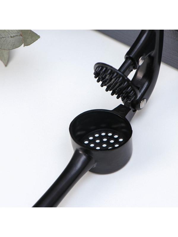 Пресс для чеснока Magistro «Нежность», цинковый сплав, цвет чёрный, красный