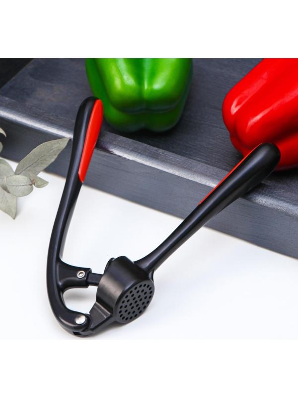 Пресс для чеснока Magistro «Нежность», цинковый сплав, цвет чёрный, красный