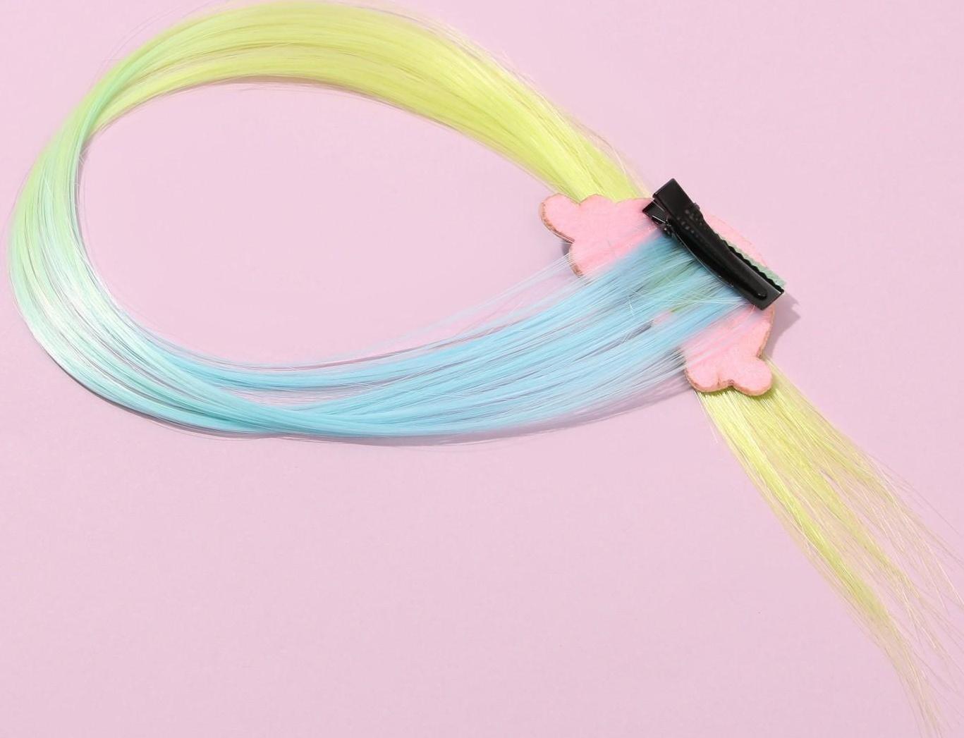 Цветная прядь для волос на заколке 