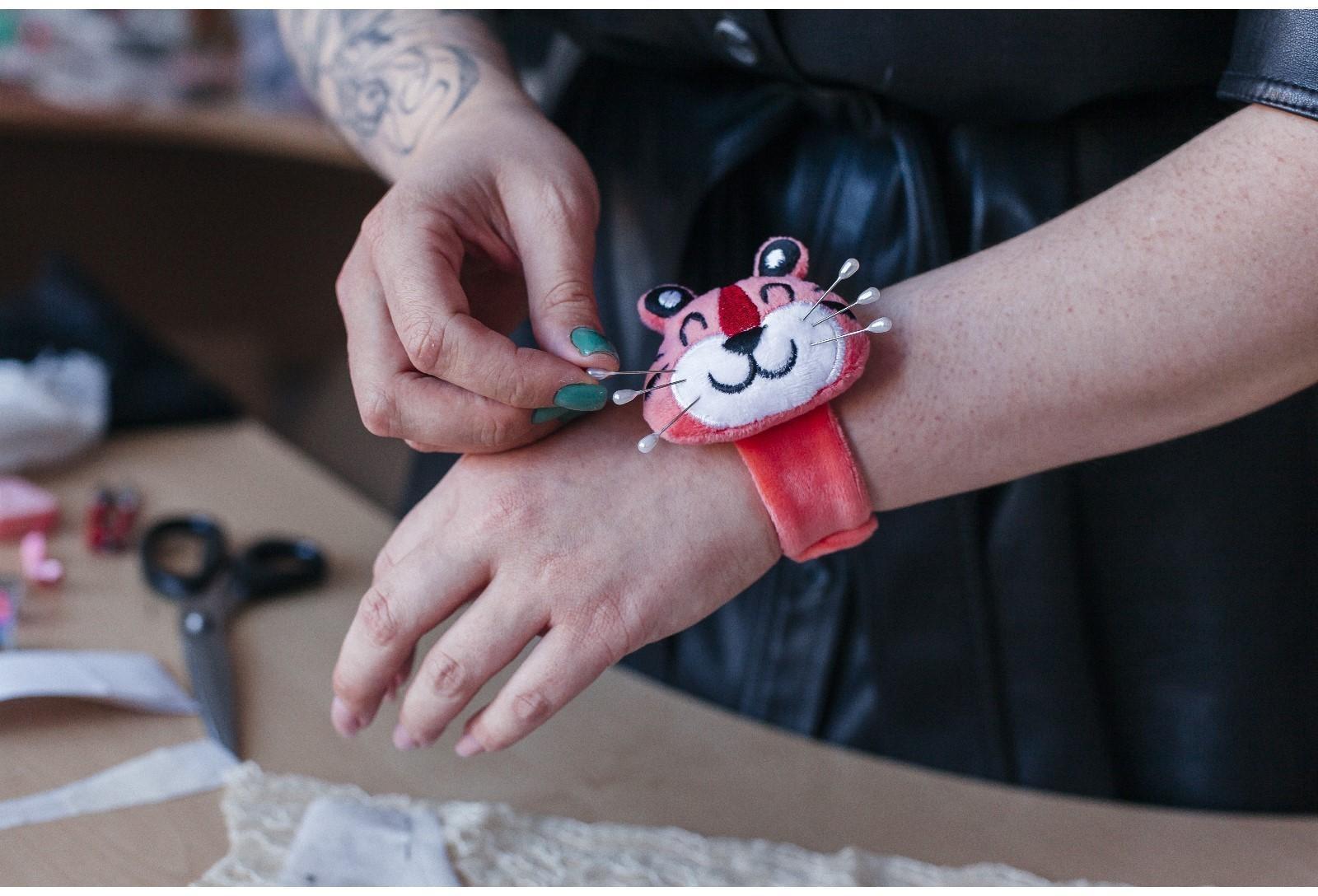 Игольница на браслете «Тигр», 23 × 6,5 см, цвет розовый