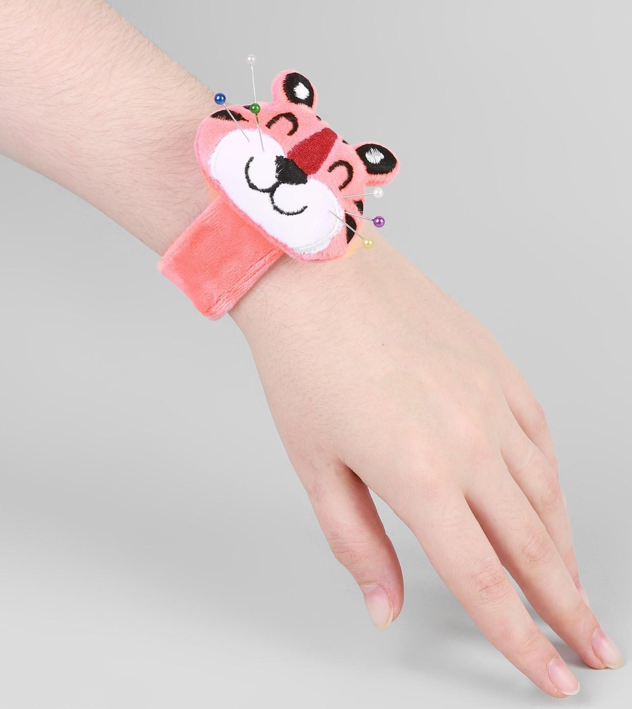 Игольница на браслете «Тигр», 23 × 6,5 см, цвет розовый