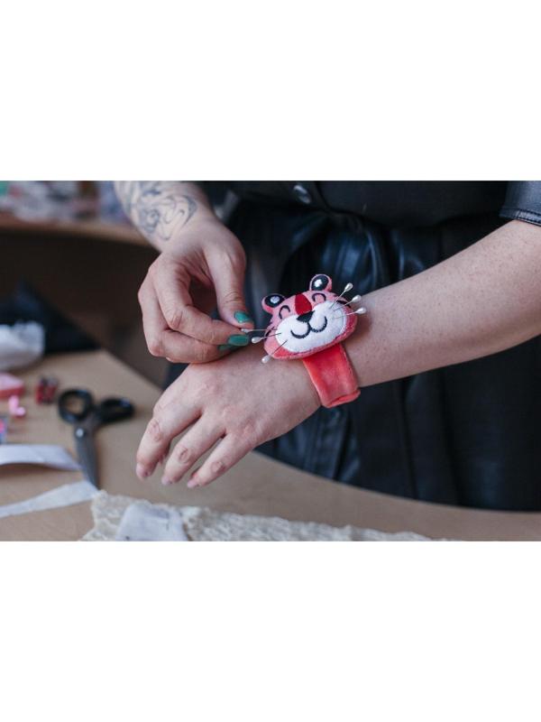 Игольница на браслете «Тигр», 23 × 6,5 см, цвет розовый