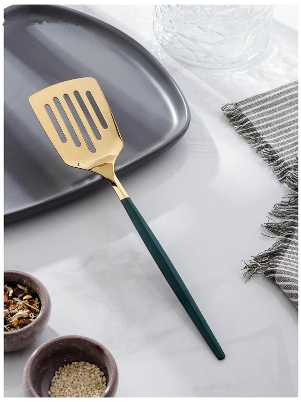 Лопатка перфорированная из нержавеющей стали Magistro «Грэйс», h=26 см, цвет ручки зелёный, цвет головы золотой