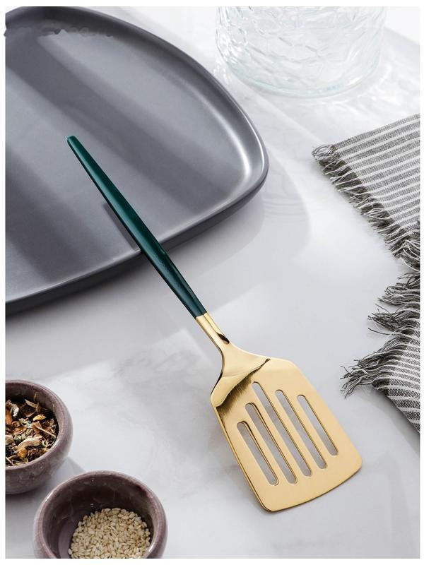Лопатка перфорированная из нержавеющей стали Magistro «Грэйс», h=26 см, цвет ручки зелёный, цвет головы золотой