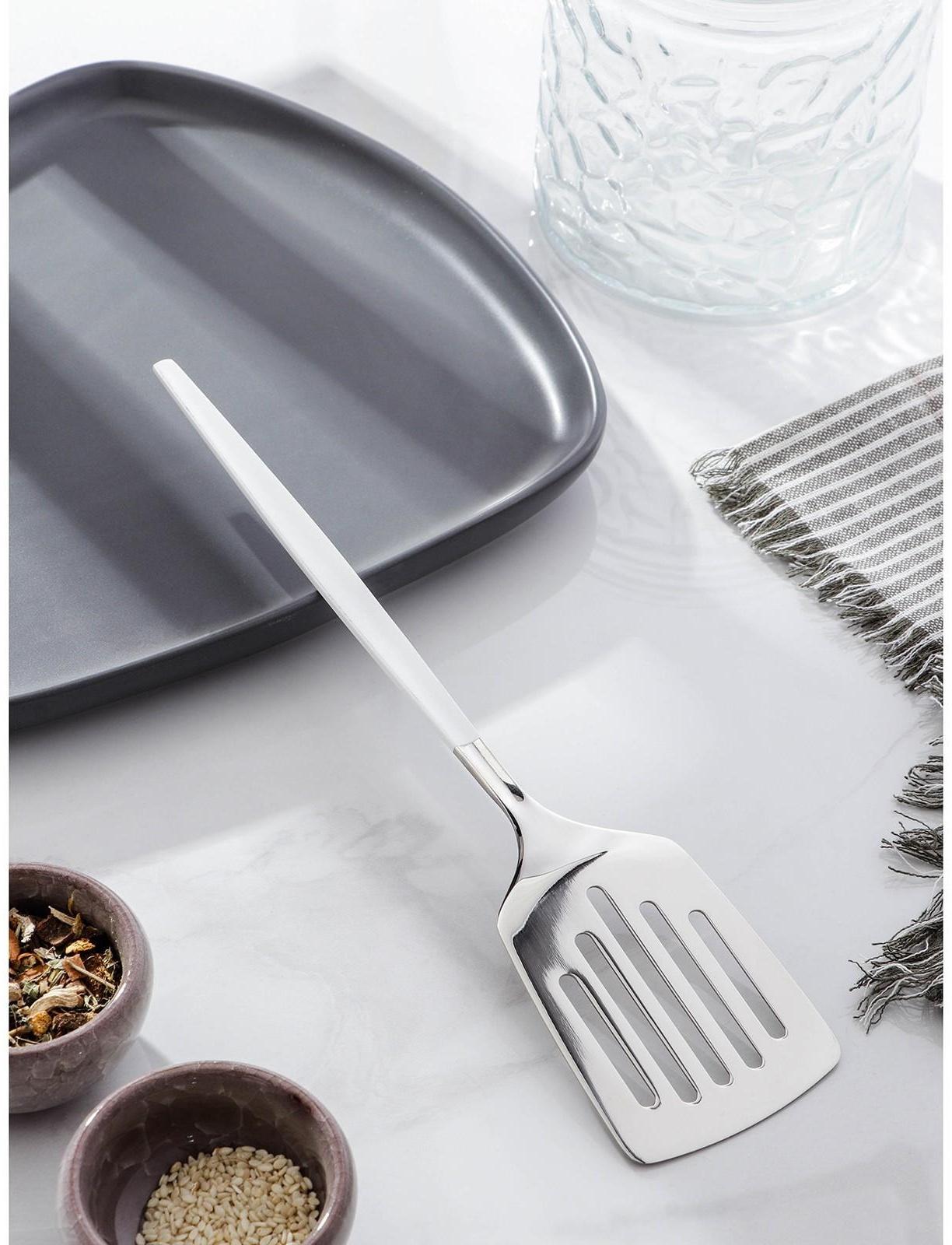 Лопатка из нержавеющей стали перфорированная Magistro «Грэйс», h=27 см, цвет ручки белый, цвет головы серебряный