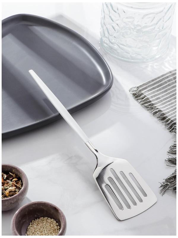 Лопатка из нержавеющей стали перфорированная Magistro «Грэйс», h=27 см, цвет ручки белый, цвет головы серебряный