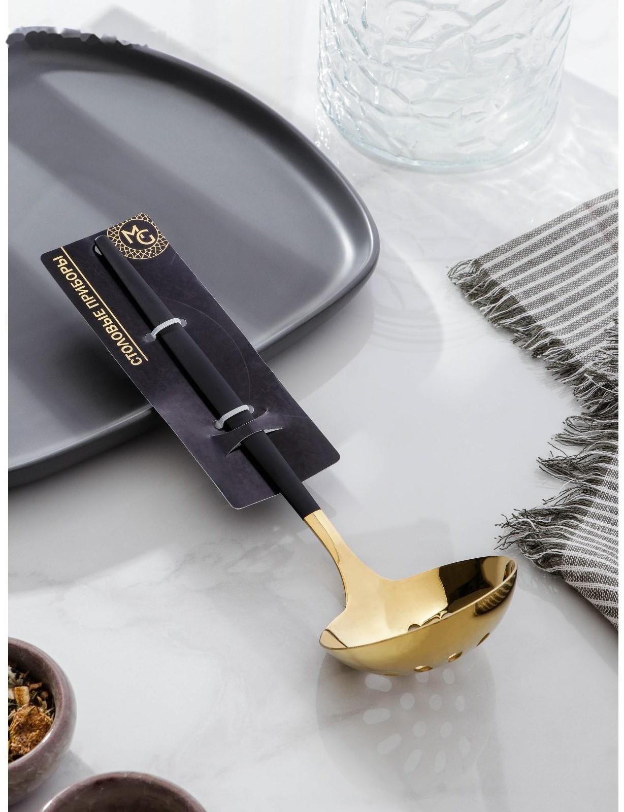 Шумовка из нержавеющей стали Magistro «Грэйс», h=24,5 см, цвет ручки чёрный, цвет головы золотой