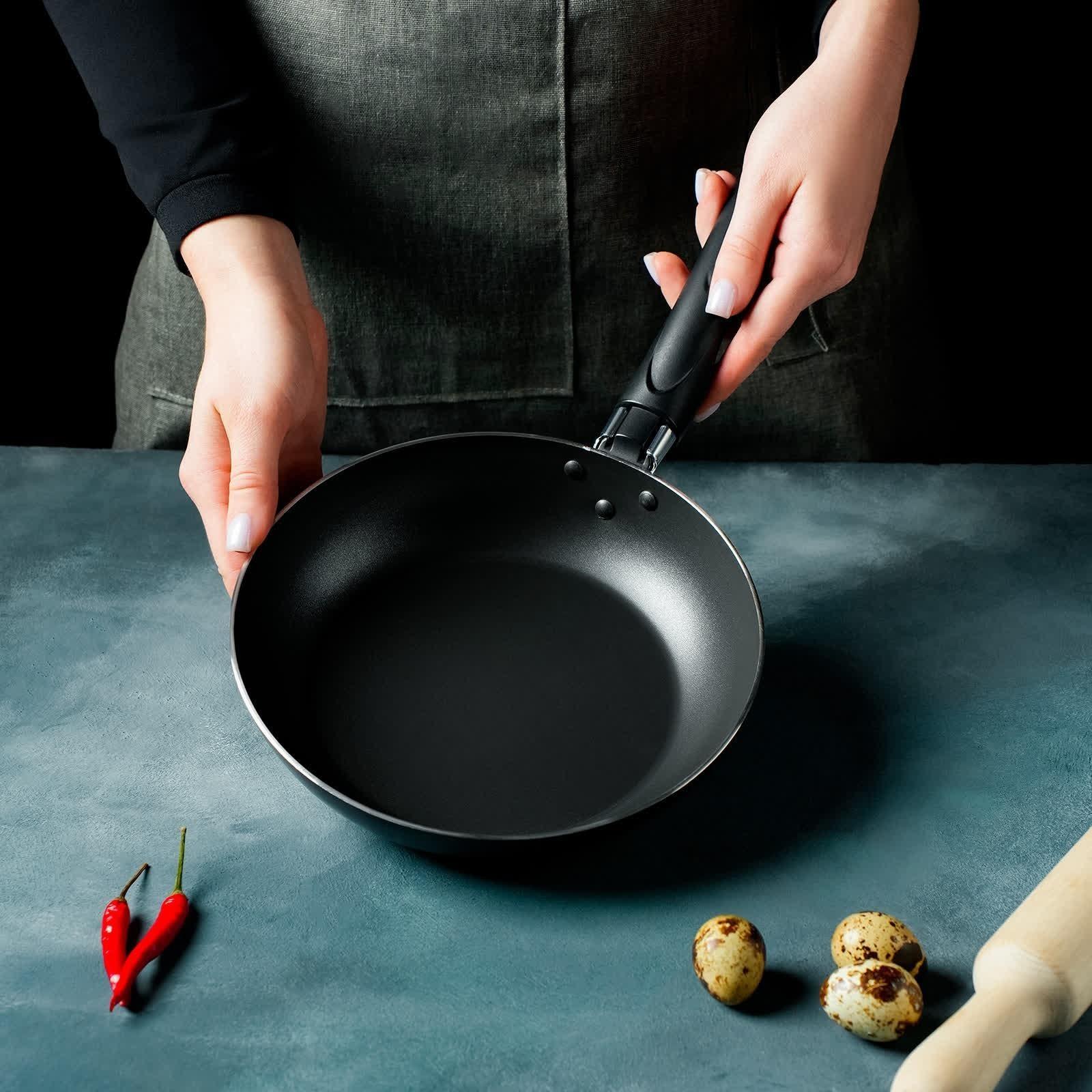 Сковорода Доляна Promo, d=22 см, пластиковая ручка, антипригарное покрытие, цвет бордовый