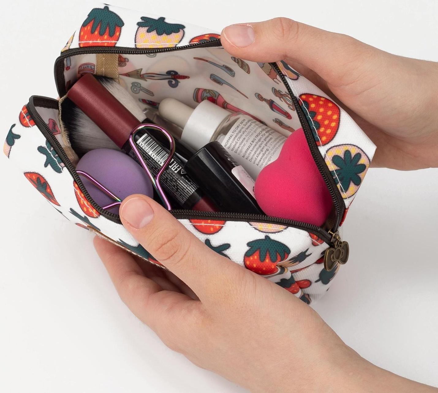 Косметичка на молнии, цвет белый