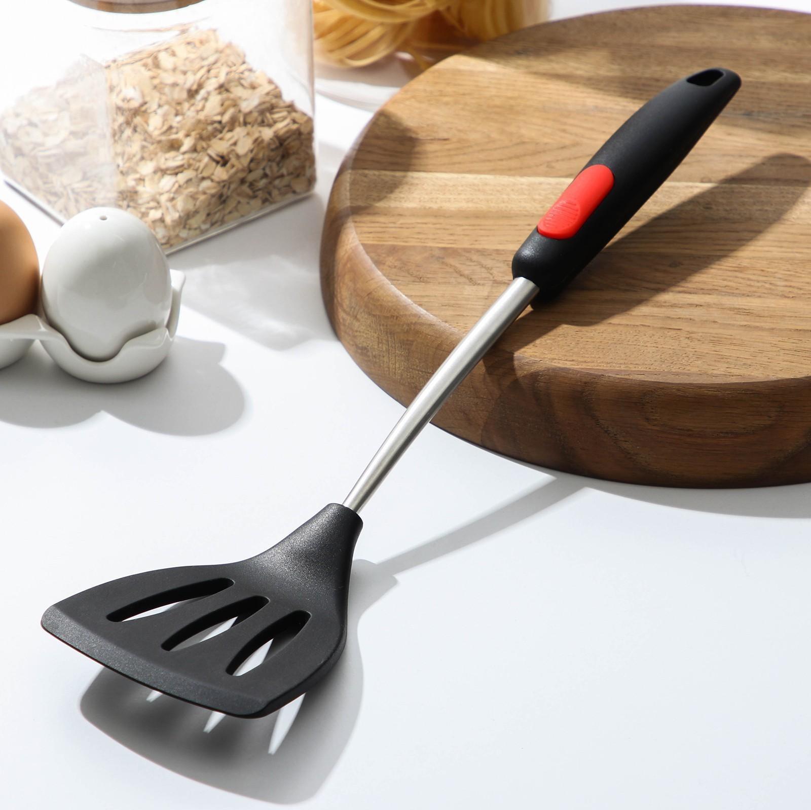 Лопатка с прорезями Доляна «Чили», 37,5×9,5 см, цвет чёрно-красный