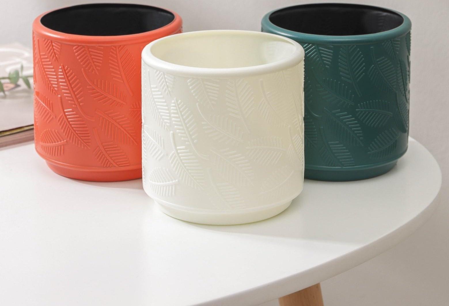 Кашпо пластиковое для цветов «Листья», 10,5×9,3×10,5 см, цвет МИКС