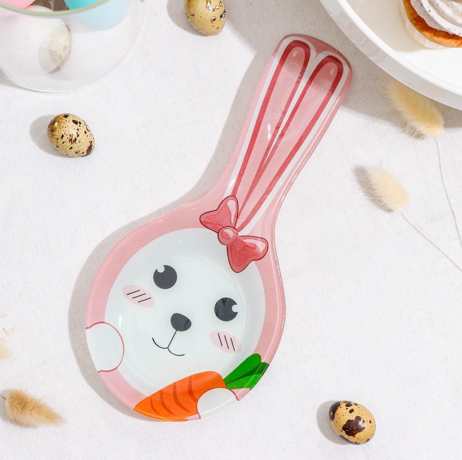 Подставка стеклянная под ложку Доляна «Зайка и морковка», цвет розовый