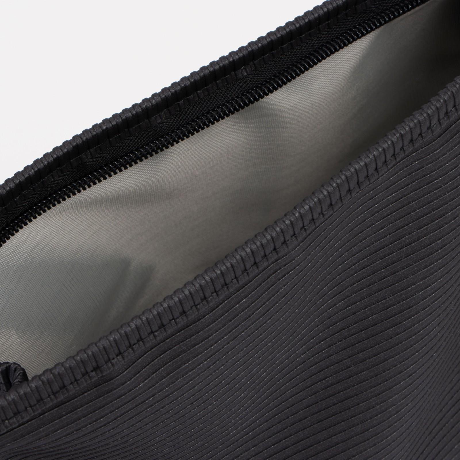 Косметичка на молнии, цвет чёрный